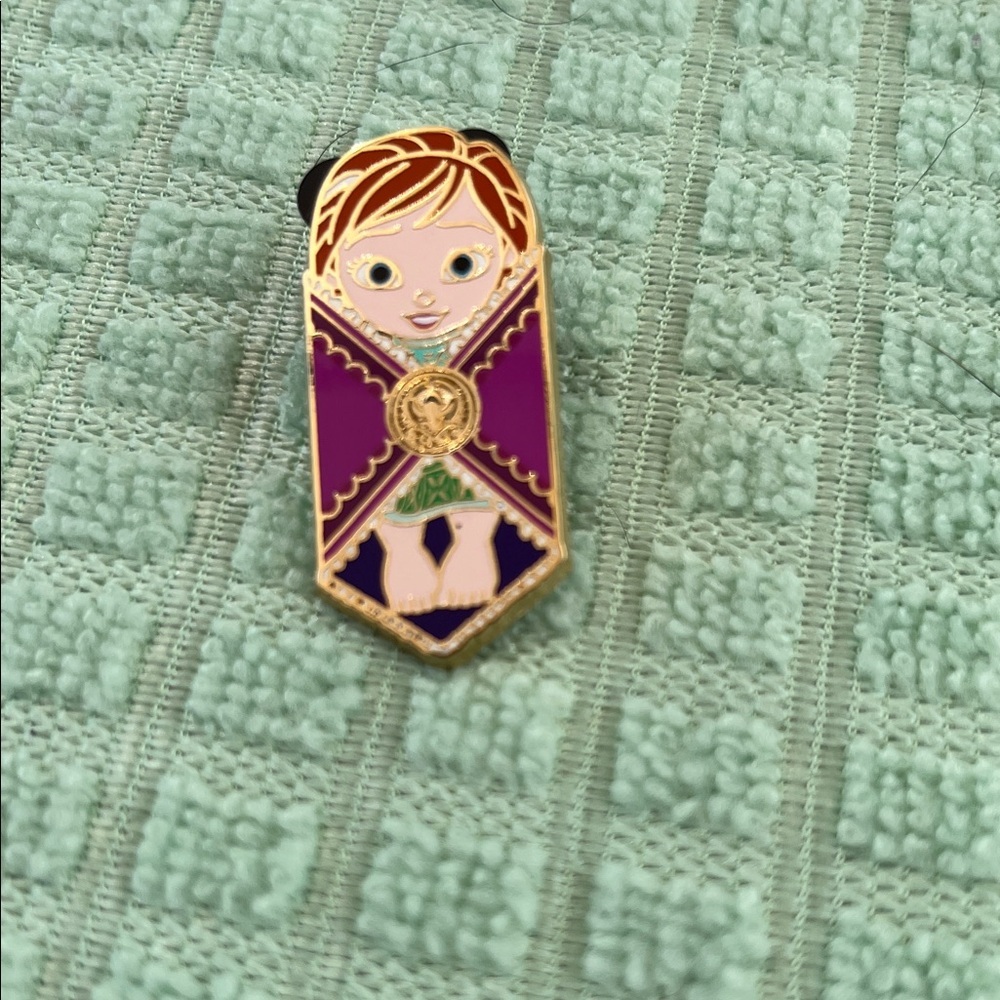 Disney Gold Enamel Anna Trading Pin with Black Backing 2016 - Picture 1 of 3